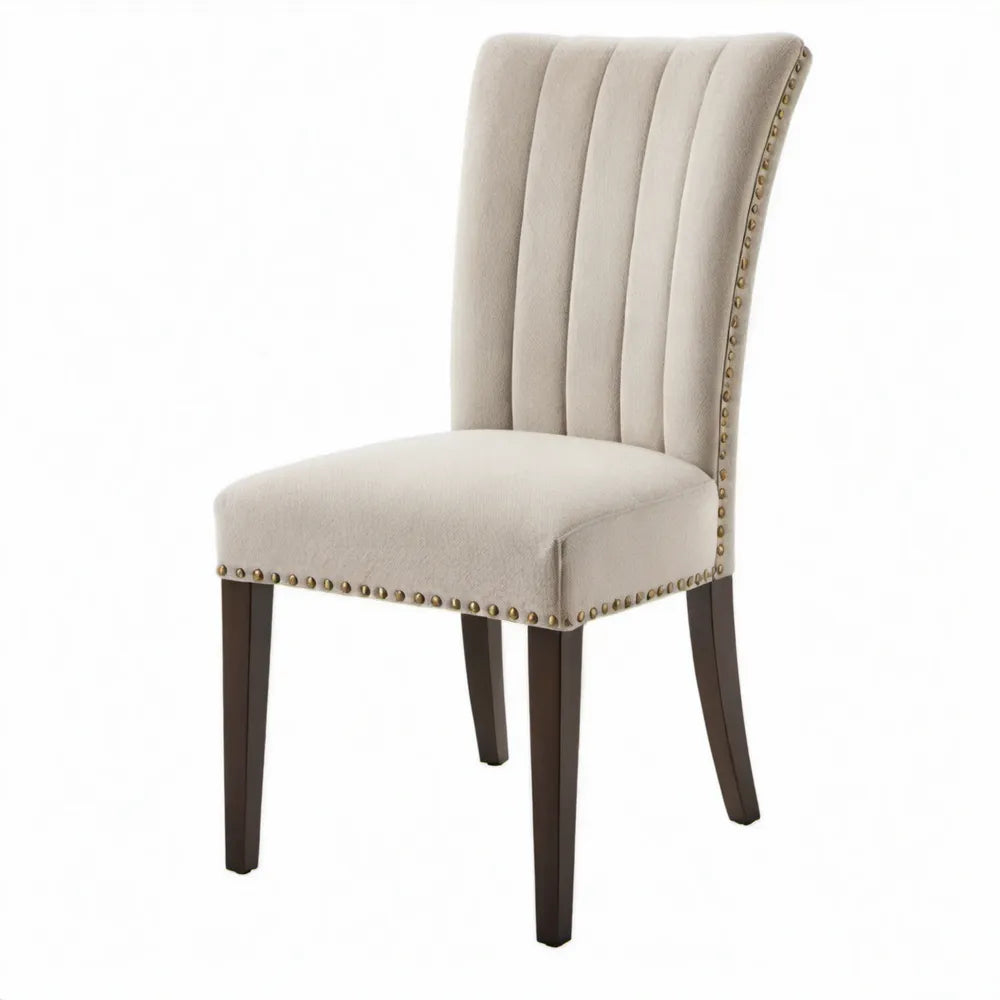 Beige eetkamerstoel met polyester bekleding, donkerbruine rubberhouten poten en goudkleurige siernagels, 48 x 62 x 102 cm